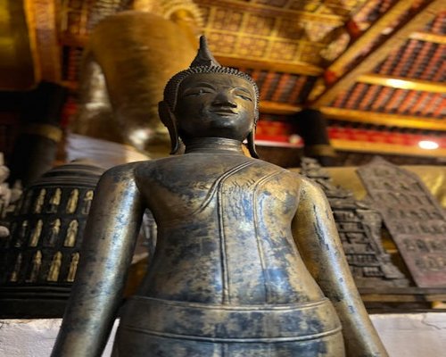 Seseorang menikmati waktu luang membaca buku di akhir pekan